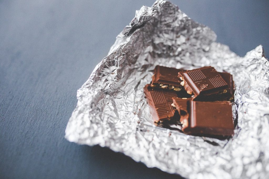 carrés dans de chocolat dans du papier aluminium